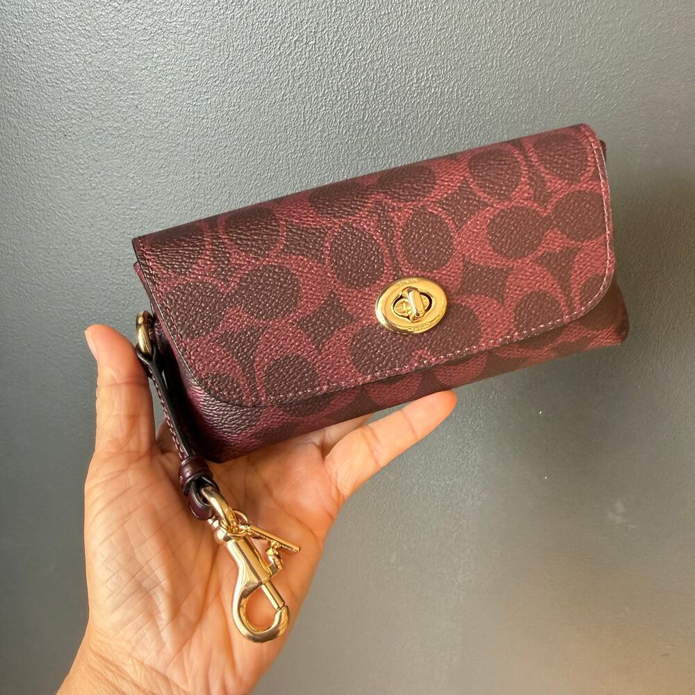 New‼️Coach Sunglass Case In Signature Canvas CZ207